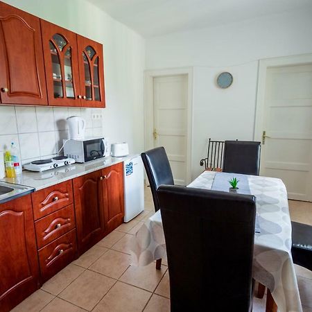 Viragos Vendeghaz Apartment Keszthely Bagian luar foto