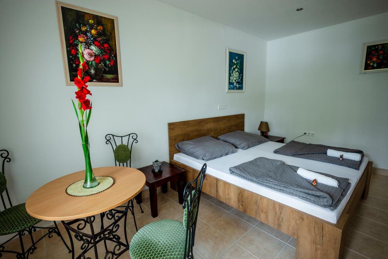 Viragos Vendeghaz Apartment Keszthely Bagian luar foto